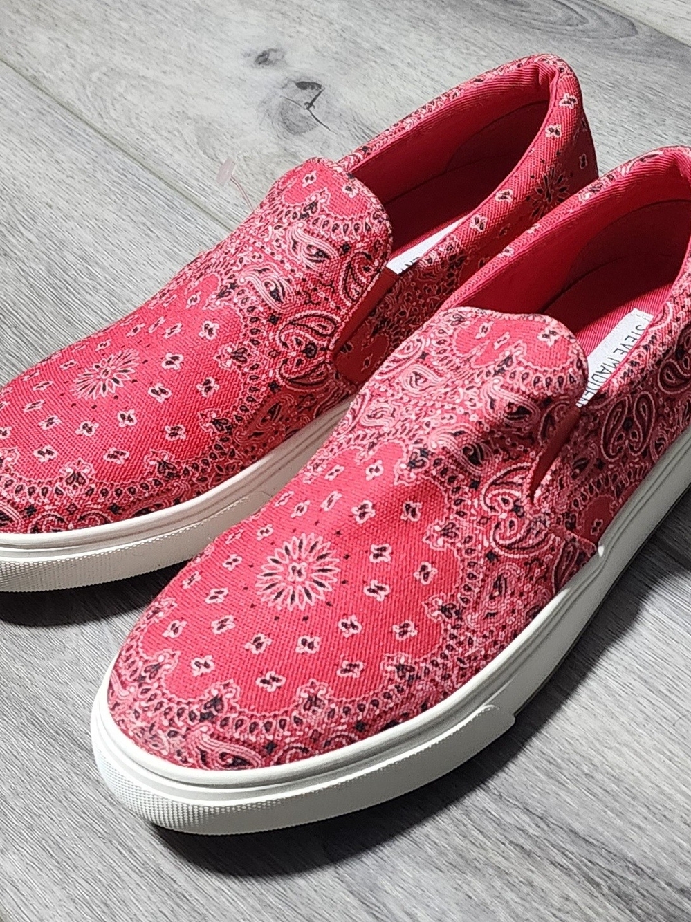 NWOB Steve Madden Coulter Red Bandana Paisley Print Slip-on Sneakers Womens 10